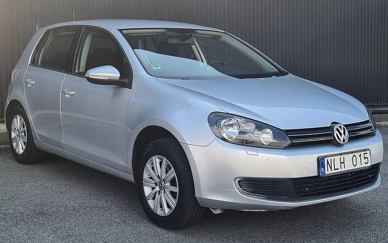 Silver Begagnad 2009 VW Golf VI Halvkombi | 33 900 kr (Lite dyr) - Bild 1/4