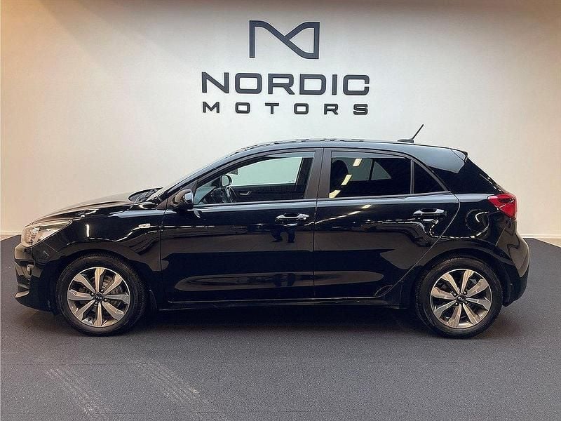 Svart Begagnad 2021 Kia Rio Advance Halvkombi | 109 900 kr (Superpris) - Bild 1/4