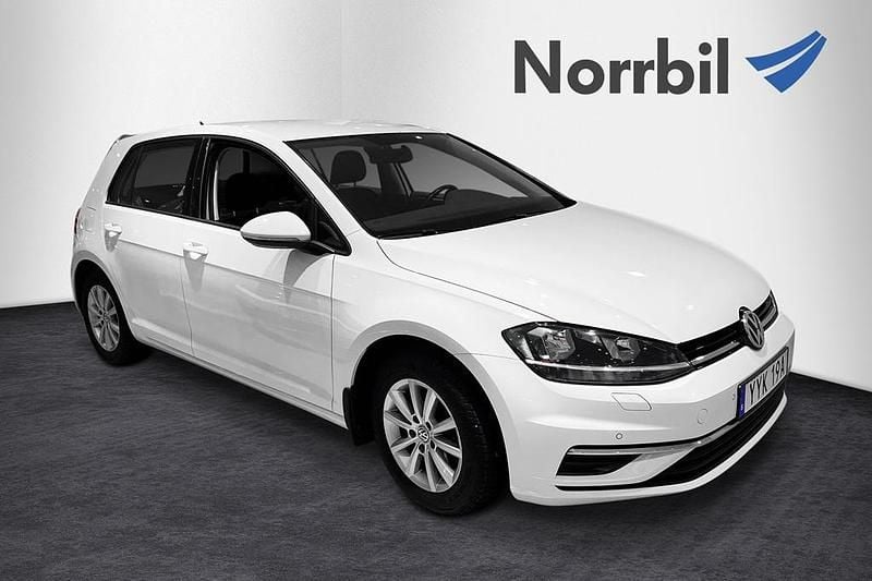 Vit Begagnad 2018 VW Golf VII Halvkombi | 134 900 kr (Marknadspris) - Bild 1/4