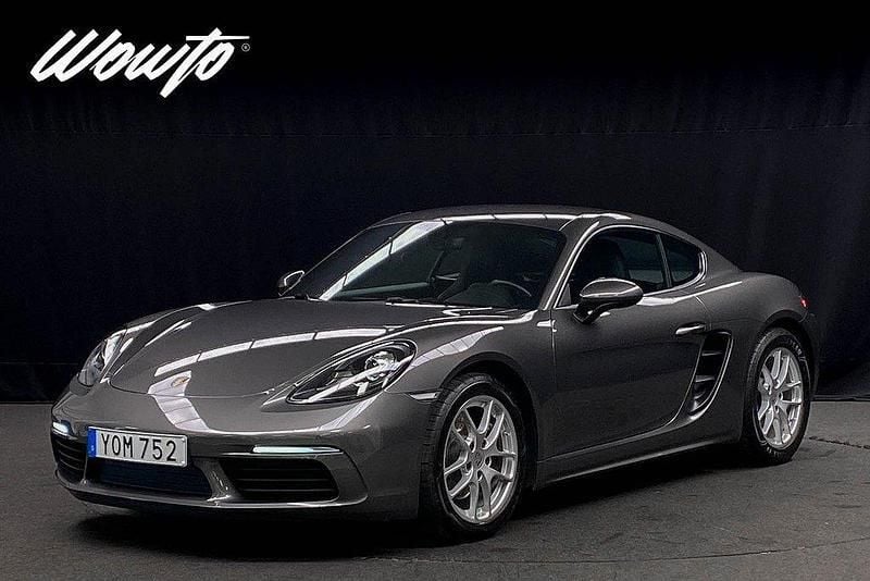 Mörkgrå (agate grå metallic) Begagnad 2018 Porsche 718 Cayman Sportkupé | 589 800 kr - Bild 1/3