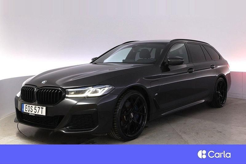 Grå Begagnad 2020 BMW 530e M Sport Kombi | 398 900 kr (Dyr) - Bild 1/4