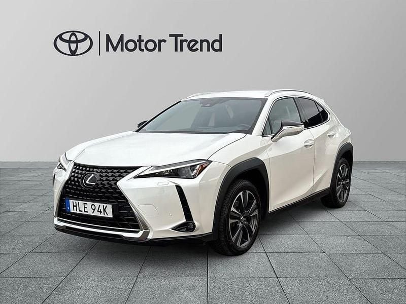 Vit Begagnad 2023 Lexus UX 250h E-FOUR SUV | 319 900 kr (Bra pris) - Bild 1/4