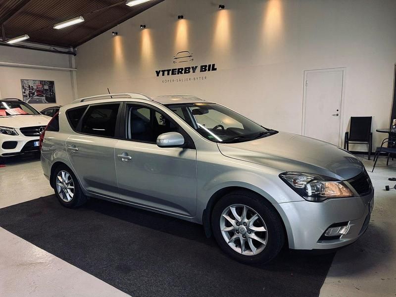 Silver Begagnad 2010 Kia Ceed Sportswagon EX Kombi | 64 900 kr (Bra pris) - Bild 1/4