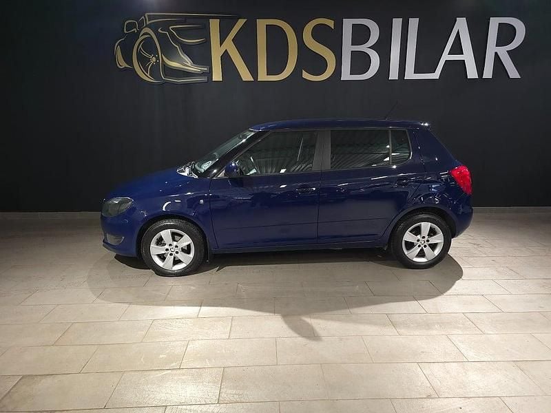 Blå Begagnad 2014 Skoda Fabia Ambiente Halvkombi | 69 900 kr (Marknadspris) - Bild 1/4