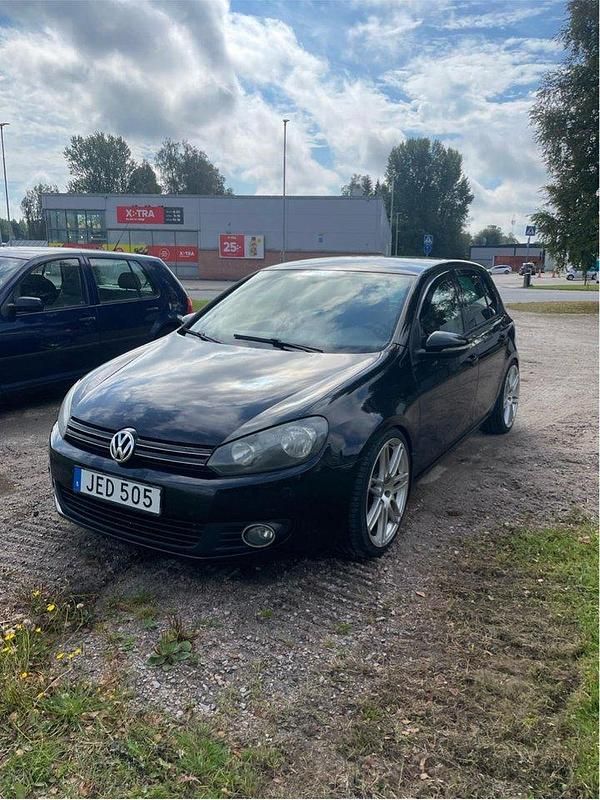 Svart Begagnad 2011 VW Golf VI Halvkombi | 45 000 kr (Marknadspris) - Bild 1/4