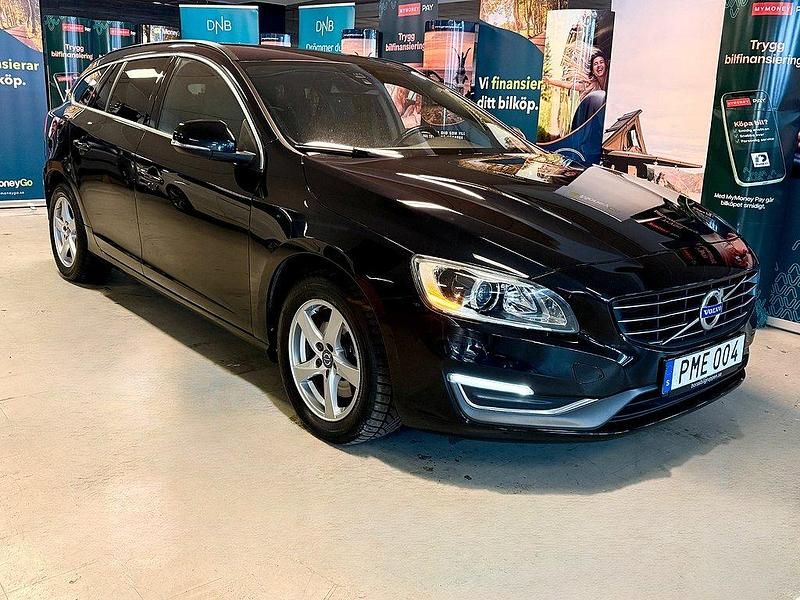 Svart Begagnad 2014 Volvo V60 Momentum Kombi | 129 900 kr (Marknadspris) - Bild 1/4