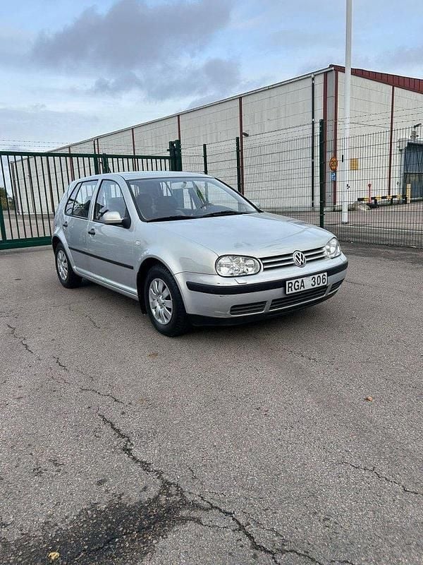 Grå Begagnad 2000 VW Golf IV Halvkombi | 26 000 kr (Bra pris) - Bild 1/4