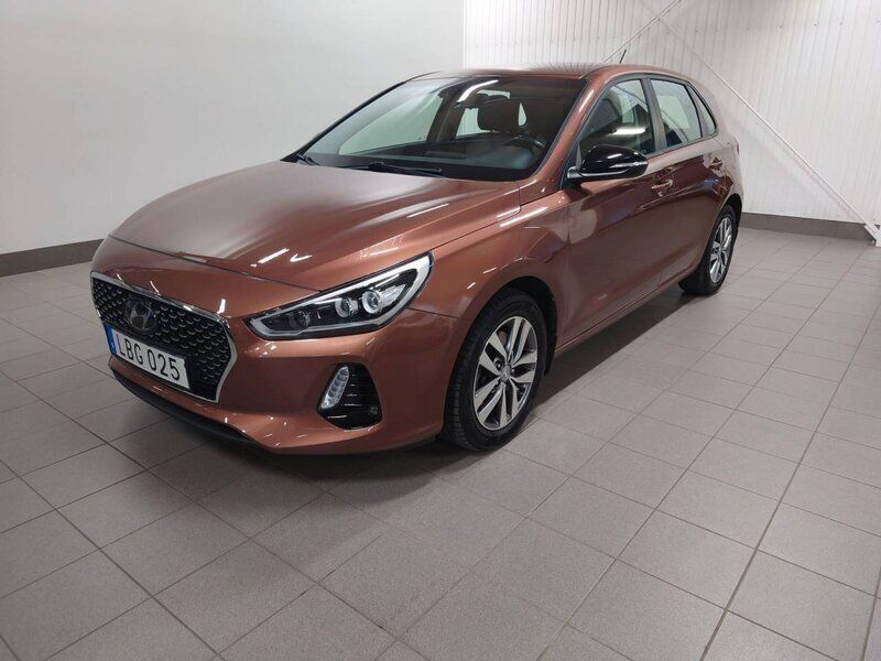 Flerfärgad Begagnad 2017 Hyundai i30 Comfort Halvkombi | 178 900 kr (Marknadspris) - Bild 1/4