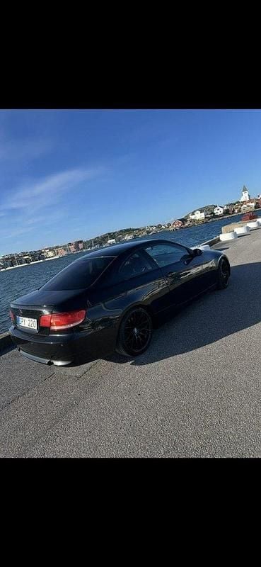 Svart Begagnad 2007 BMW 335 Comfort Edition Sportkupé | 90 000 kr (Superpris) - Bild 1/4