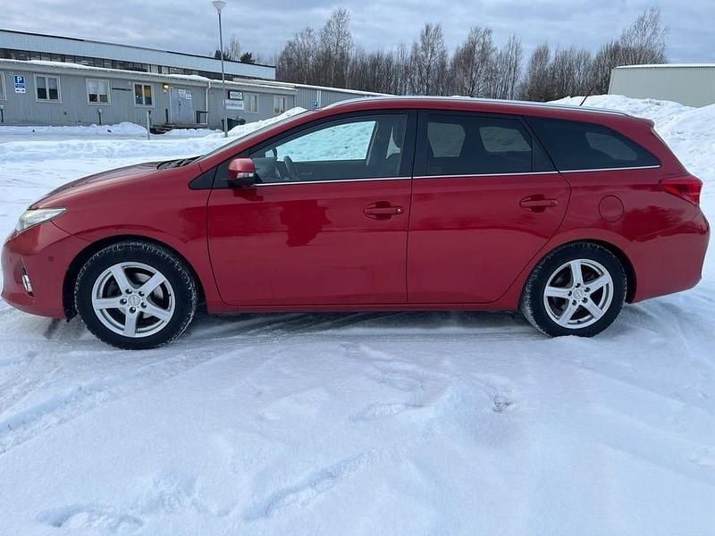 Begagnad Toyota Auris Touring Sports Executive 132 HK (97 kW) 2013 Mörkröd Kombi