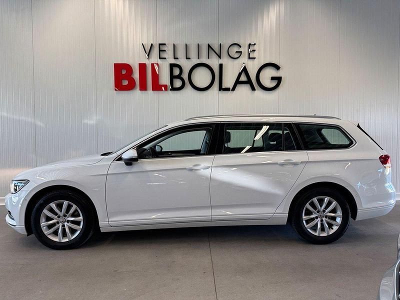 Vit Begagnad 2018 VW Passat Kombi | 189 500 kr (Marknadspris) - Bild 1/4