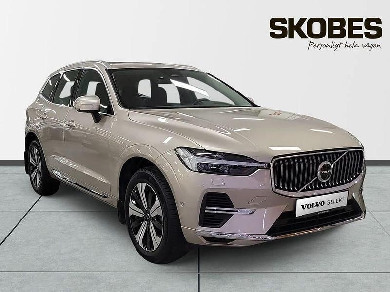 Grå Begagnad 2024 Volvo XC60 Core SUV | 489 400 kr (Marknadspris) - Bild 1/4