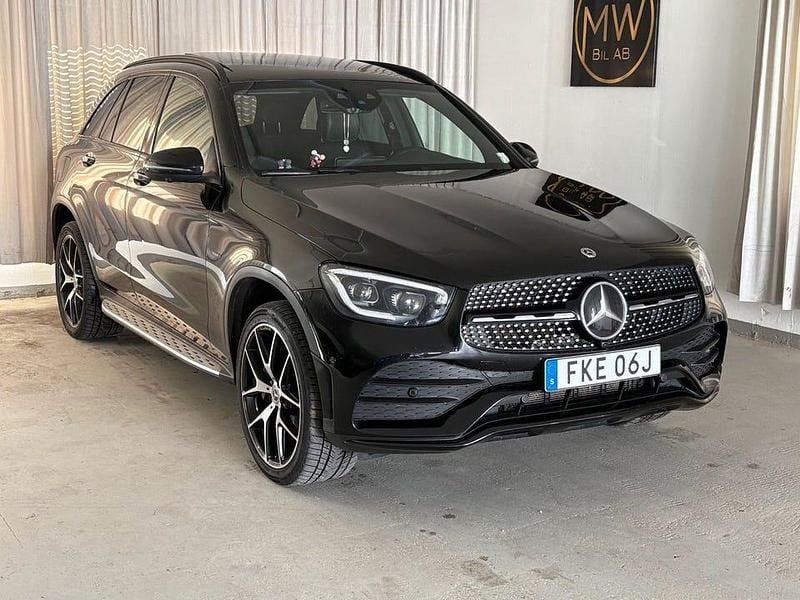 Begagnad Mercedes GLC300e AMG line 306 HK (225 kW) 2021 Svart
