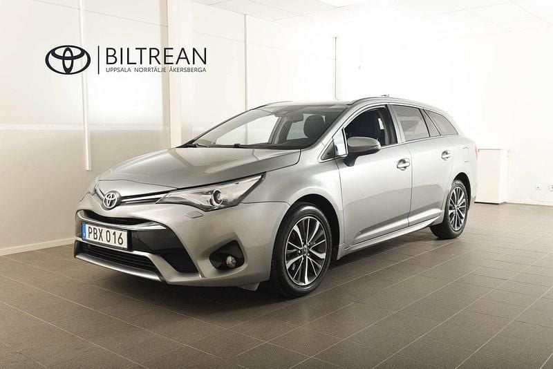Ljusgrå Begagnad 2016 Toyota Avensis Active Kombi | 139 900 kr (Marknadspris) - Bild 1/4