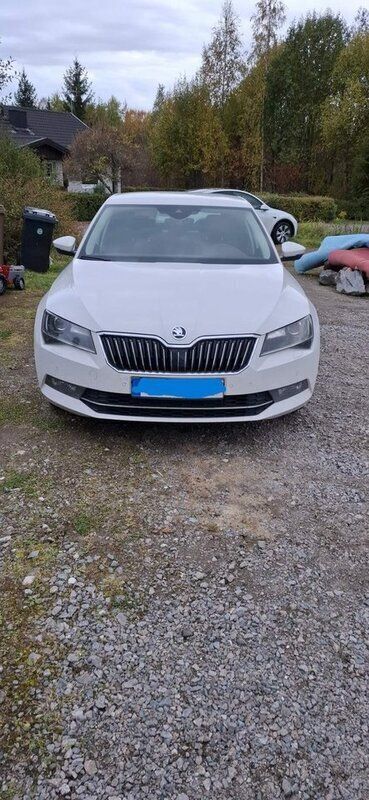 Vit Begagnad 2017 Skoda Superb Business Line Halvkombi | 169 000 kr (Marknadspris) - Bild 1/1