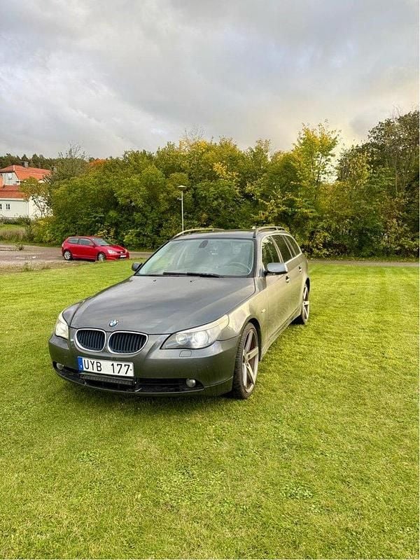 Grå Begagnad 2004 BMW 525 Kombi | 41 000 kr (Marknadspris) - Bild 1/3