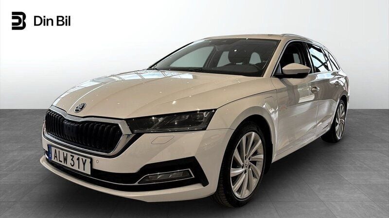 Vit Begagnad 2021 Skoda Octavia Style Kombi | 269 500 kr (Marknadspris) - Bild 1/4
