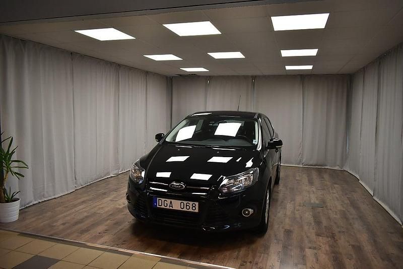 Svart Begagnad 2011 Ford Focus Trend Halvkombi | 89 900 kr (Dyr) - Bild 1/4