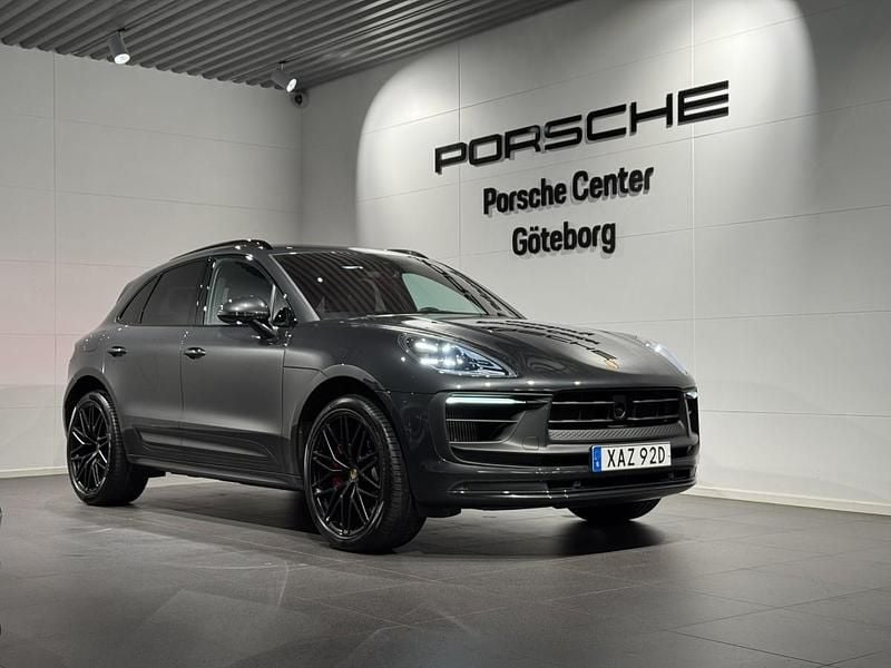 Mörkgrå (grey) Begagnad 2022 Porsche Macan GTS SUV | 929 000 kr (Bra pris) - Bild 1/4