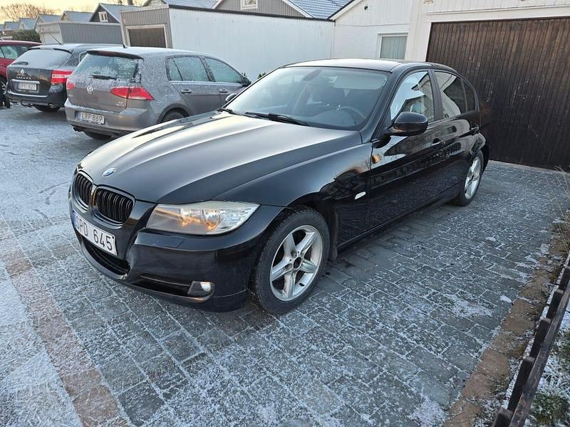 Begagnad BMW 318 143 HK (105 kW) 2011 Svart Sedan