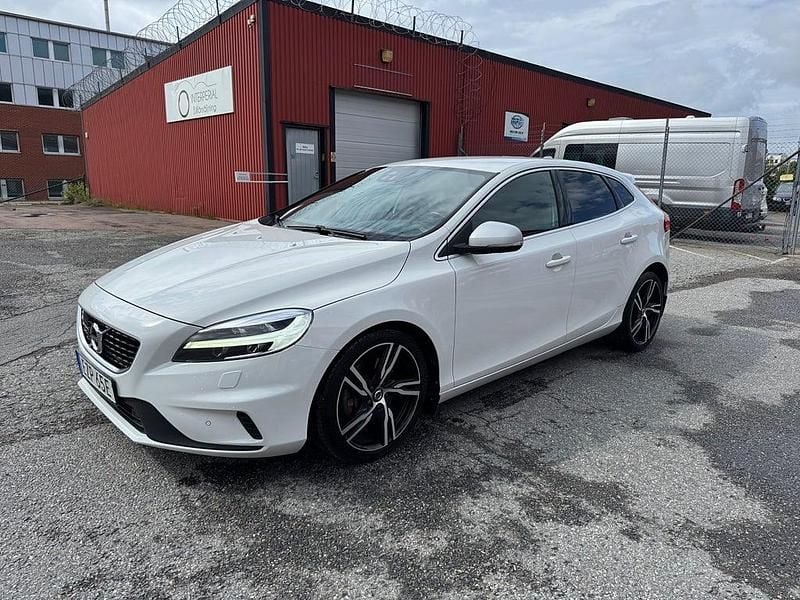 Vit Begagnad 2019 Volvo V40 R-Design Kombi | 224 900 kr (Lite dyr) - Bild 1/4