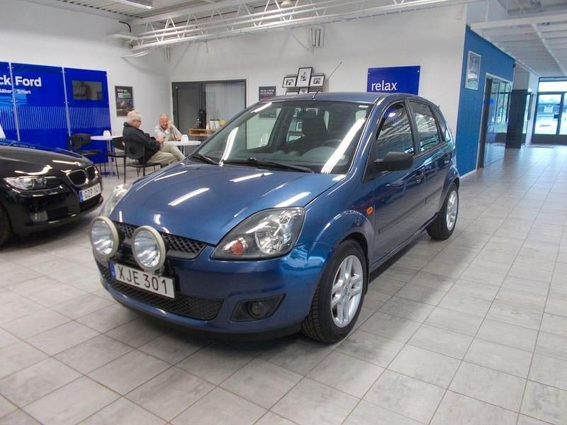 Begagnad Ford Fiesta 81 HK (59 kW) 2006 Blå (jeans blue met) Halvkombi