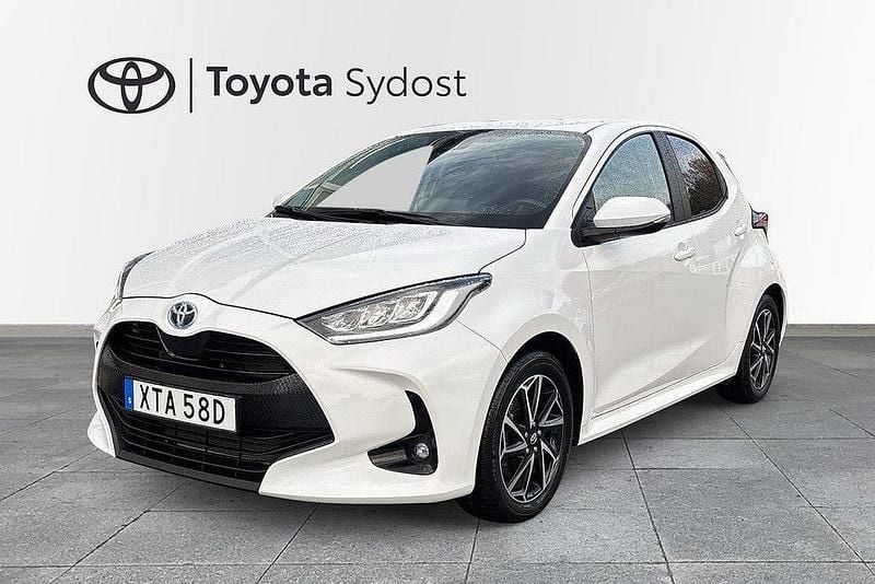 Vit Begagnad 2022 Toyota Yaris Hybrid Active Halvkombi | 209 900 kr (Marknadspris) - Bild 1/3