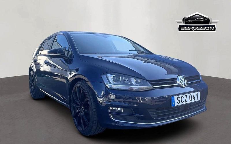 Mörkblå (blå) Begagnad 2016 VW Golf VII GT Halvkombi | 169 900 kr (Marknadspris) - Bild 1/4