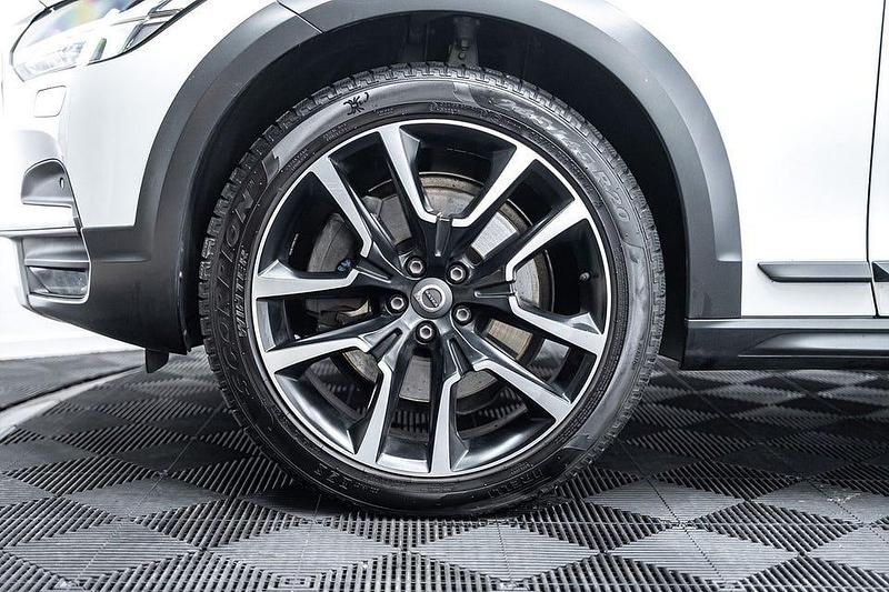 Begagnad Volvo V90 CC Momentum 190 HK (139 kW) 2018 Vit Kombi