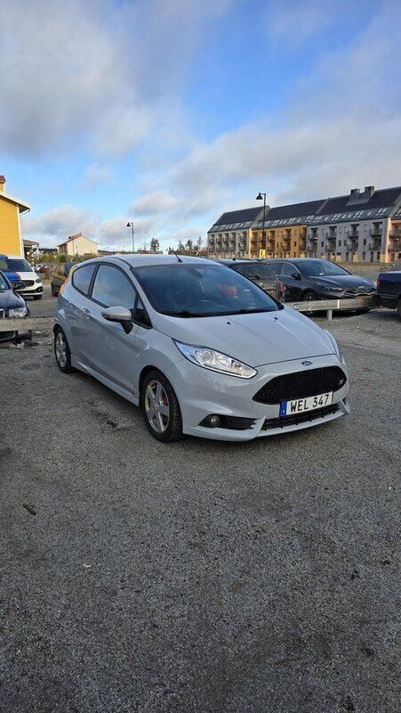 Grå Begagnad 2016 Ford Fiesta ST200 Halvkombi | 149 900 kr (Dyr) - Bild 1/4