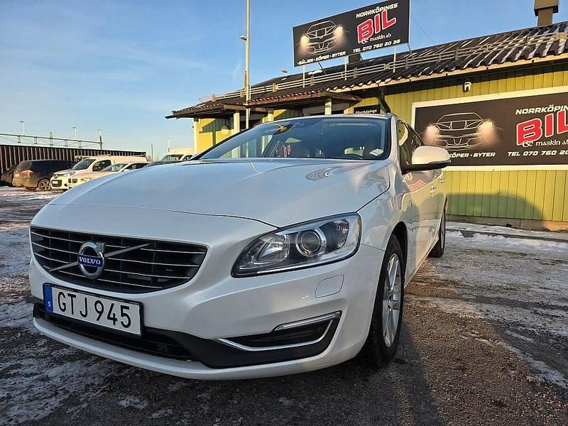 Vit Begagnad 2015 Volvo V60 Ocean Race Kombi | 147 900 kr (Marknadspris) - Bild 1/4