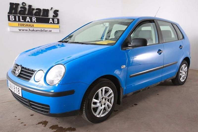 Ljusblå Begagnad 2002 VW Polo Halvkombi | 44 500 kr - Bild 1/4