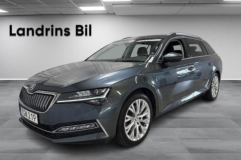 Grå Begagnad 2021 Skoda Superb Business Line Kombi | 338 300 kr (Marknadspris) - Bild 1/4