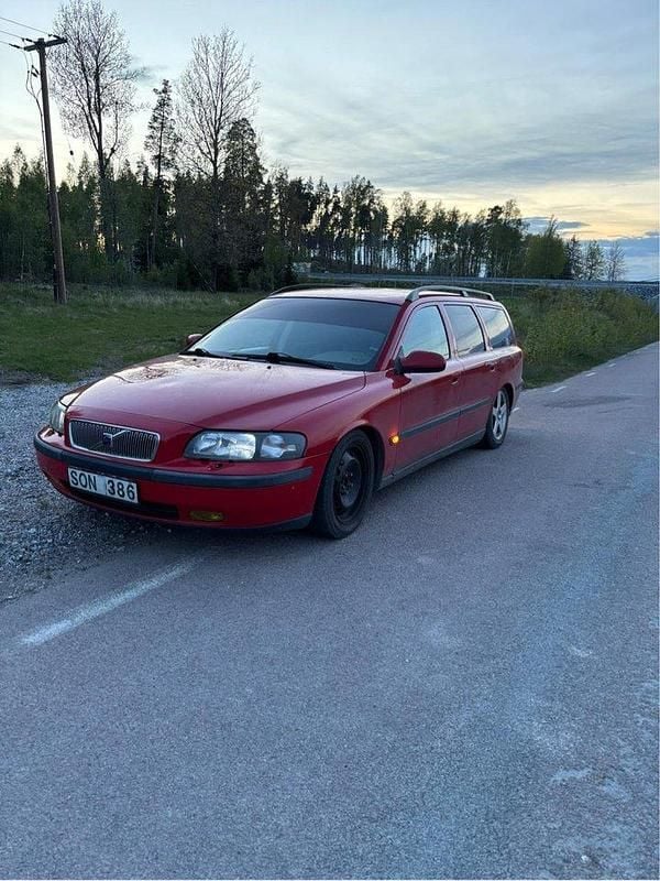 Röd Begagnad 2001 Volvo V70 Kombi | 15 000 kr (Marknadspris) - Bild 1/2