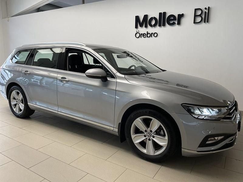 Silver (pyrit silver metallic) Begagnad 2024 VW Passat Elegance Kombi | 359 900 kr (Marknadspris) - Bild 1/4