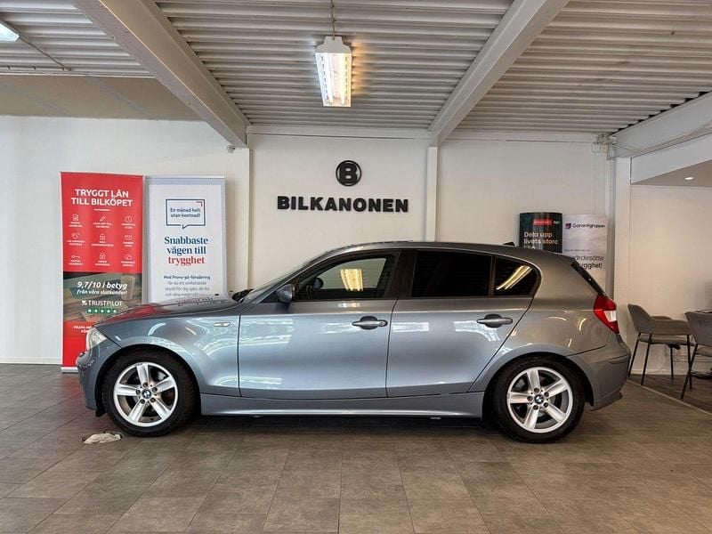 Ljusblå (blå) Begagnad 2006 BMW 120 Advantage Halvkombi | 59 900 kr (Marknadspris) - Bild 1/4
