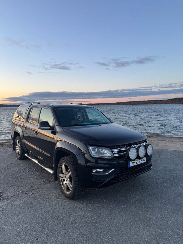 Svart Begagnad 2018 VW Amarok Highline Pickup | 299 900 kr (Marknadspris) - Bild 1/4