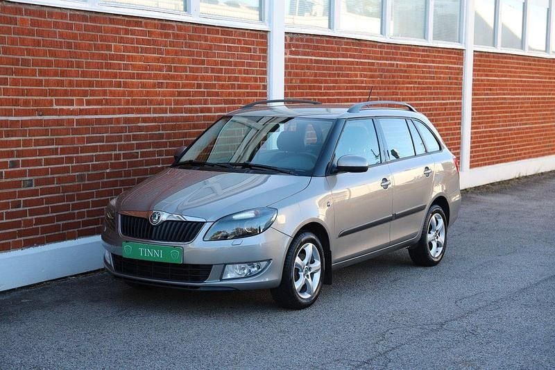 Brun Begagnad 2013 Skoda Fabia Elegance Halvkombi | 59 900 kr (Marknadspris) - Bild 1/4