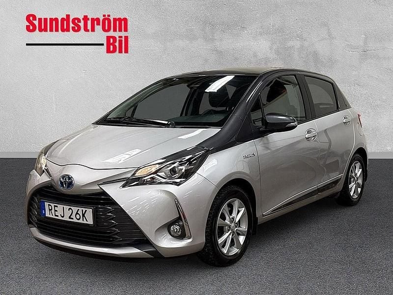 Silver Begagnad 2019 Toyota Yaris Hybrid Halvkombi | 164 900 kr (Marknadspris) - Bild 1/3