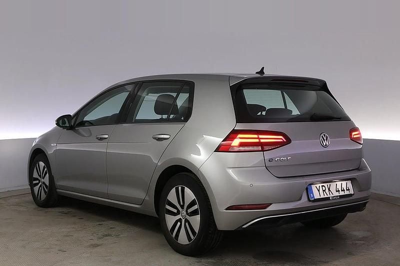 Begagnad VW e-Golf 100 kW (136 HK) 2017 Silver Halvkombi