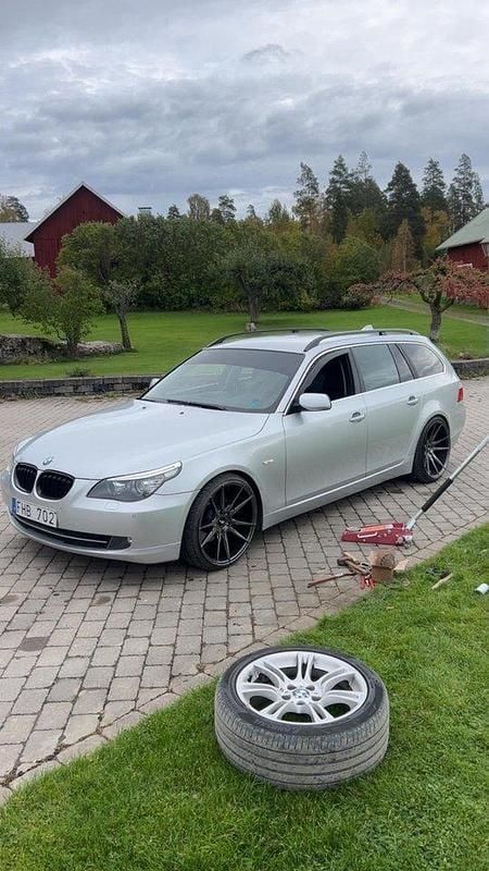 Grå Begagnad 2007 BMW 330 Kombi | 59 000 kr (Lite dyr) - Bild 1/4