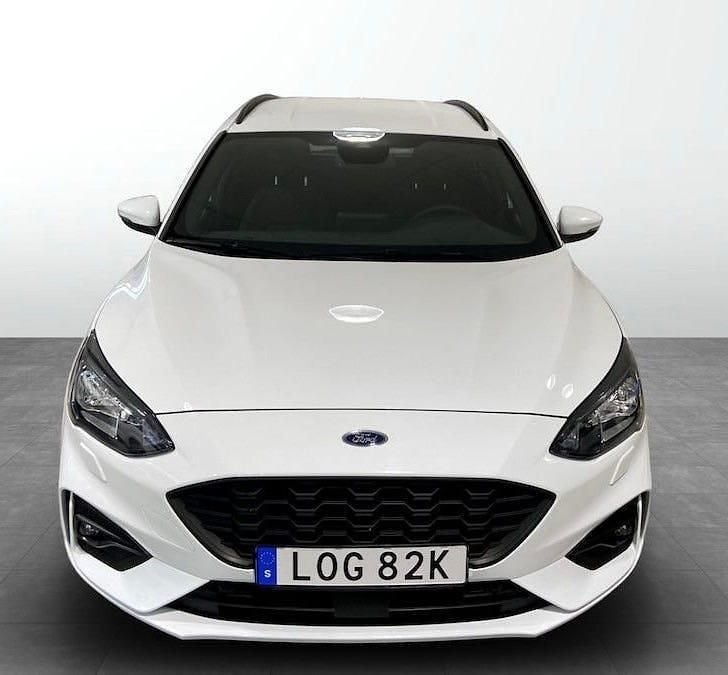 Begagnad Ford Focus 125 HK (91 kW) 2022 Frozen white Kombi