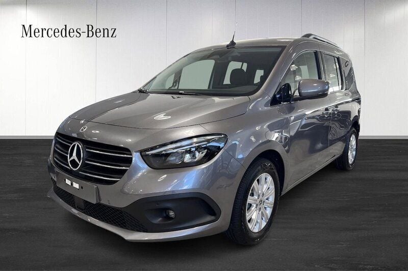 Grå Begagnad 2023 Mercedes 180 Sedan | 373 910 kr (Marknadspris) - Bild 1/4