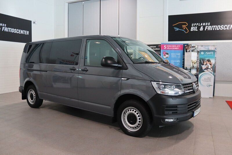 Grå Begagnad 2019 VW Caravelle Trendline Minibuss | 329 900 kr (Lite dyr) - Bild 1/4