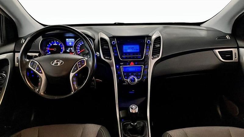Begagnad Hyundai i30 Comfort 110 HK (80 kW) 2016 Brun Halvkombi