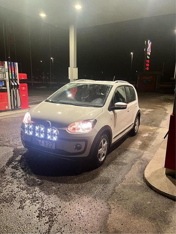 Vit Begagnad 2016 VW up! Halvkombi | 82 000 kr (Marknadspris) - Bild 1/4