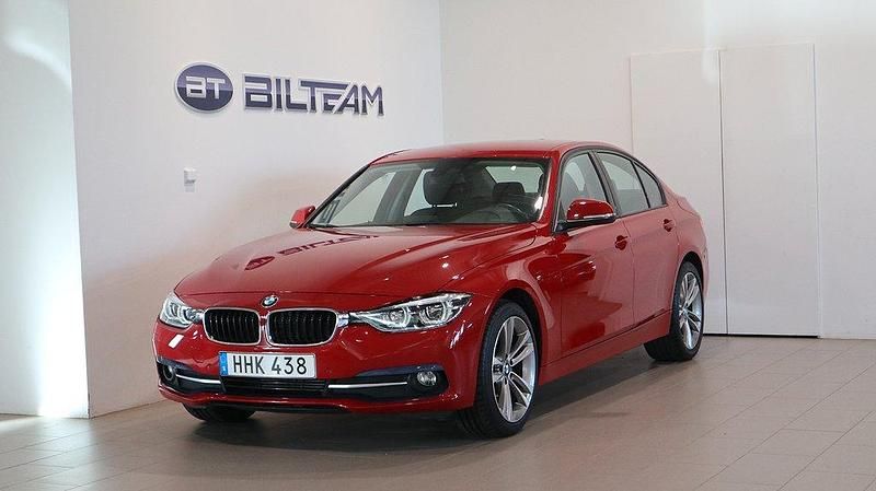 Röd Begagnad 2015 BMW 320 Sport Line Sedan | 199 900 kr (Bra pris) - Bild 1/4