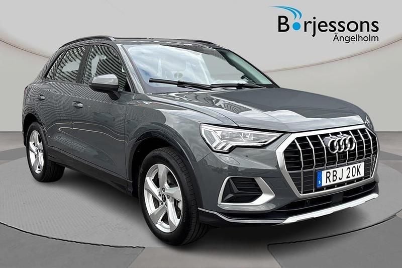 Grå Begagnad 2024 Audi Q3 Advanced Plus SUV | 354 000 kr (Marknadspris) - Bild 1/4