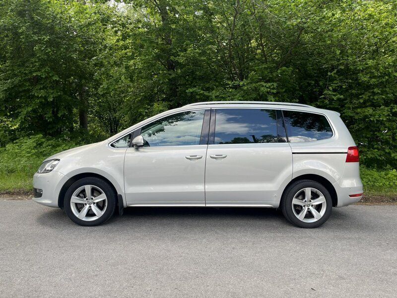 Silver Begagnad 2012 VW Sharan Minibuss | 139 000 kr (Marknadspris) - Bild 1/4