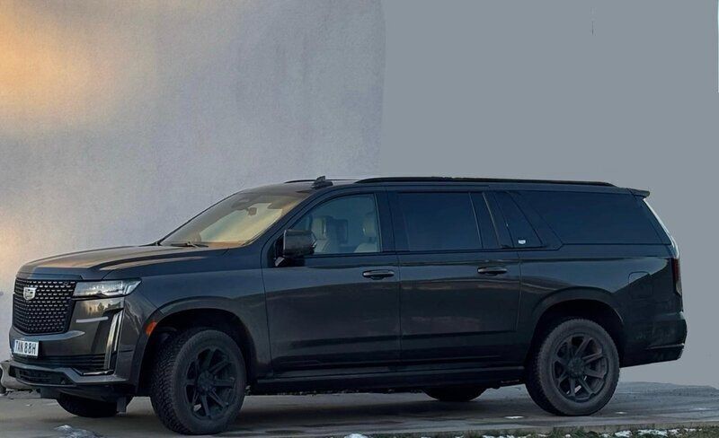 Grå Begagnad 2021 Cadillac Escalade SUV | 1 029 900 kr (Bra pris) - Bild 1/2